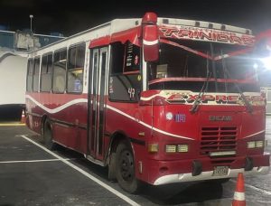 Un transportista junto a su colector golpearon a pasajero por negarse a pagar el "excesivo" pasaje en Caracas