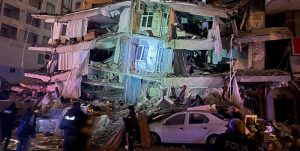 Se elevan a 912 las muertes por terremoto en Turquía