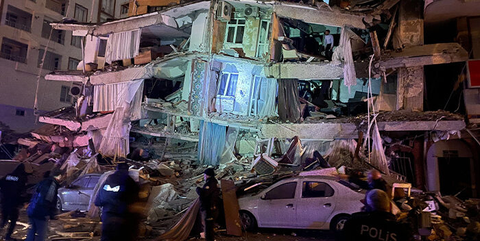 Se elevan a 912 las muertes por terremoto en Turquía