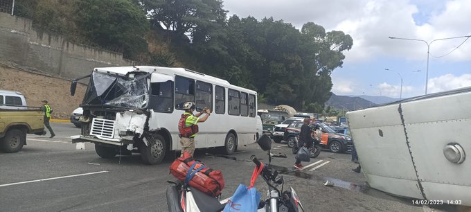 Accidente en la autopista Valle-Coche deja 17 personas heridas