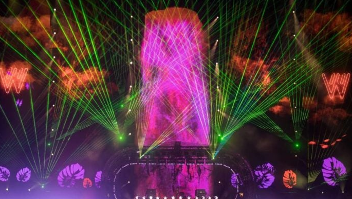 espectáculo de luces y DJ's en La Carlota