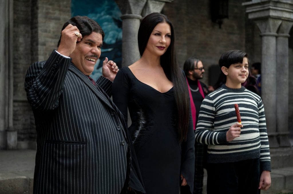Gomez Addams bailará en la segunda temporada de Wednesday, confirma Luis Guzmán