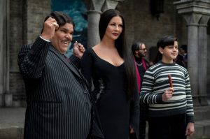 Gomez Addams bailará en la segunda temporada de Wednesday, confirma Luis Guzmán