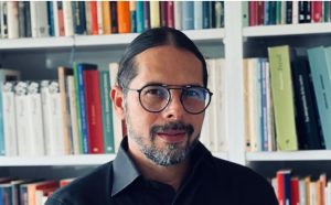 Ministro Ñáñez sale al paso a rocambolesca nota de El País sobre avatares al servicio del Gobierno