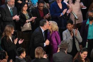 El beso en los labios de Jill Biden y el esposo de Kamala Harris (Detalles)