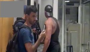 Así opera la red que extorsiona a personas LGBTIQ en baños de Metrocenter