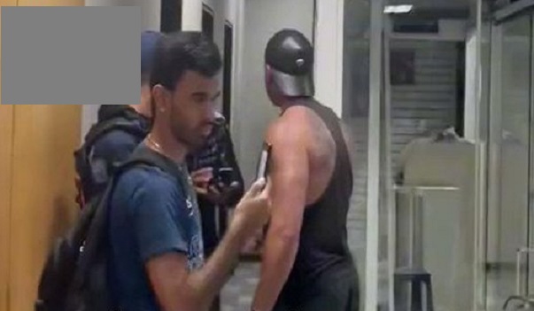 Así opera la red que extorsiona a personas LGBTIQ en baños de Metrocenter