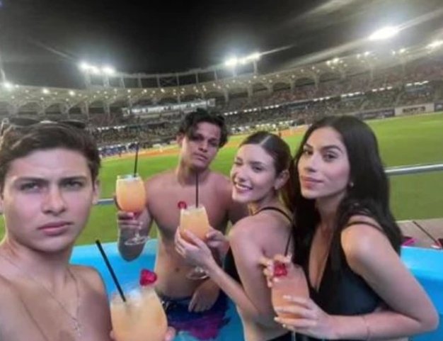Los jóvenes que estrenaron el jacuzzi del estadio de La Guaira