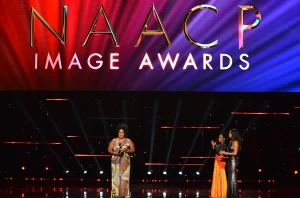 Angela Bassett y "Abbott Elementary" reciben los máximos galardones en los NAACP Image Awards 2023