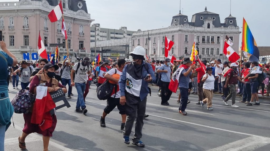 Protestas en Lima tras rechazo del congreso a adelantar elecciones