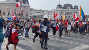 Protestas en Lima tras rechazo del congreso a adelantar elecciones