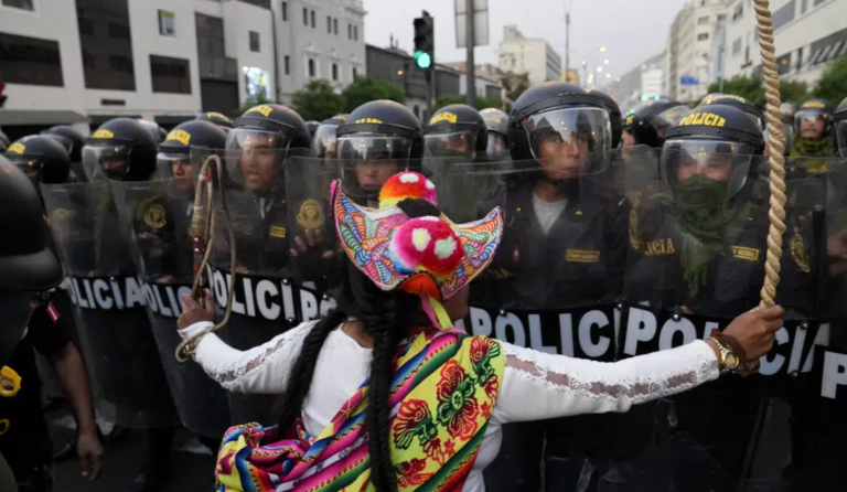Muere manifestante y sube a 60 fallecidos en protestas en Perú