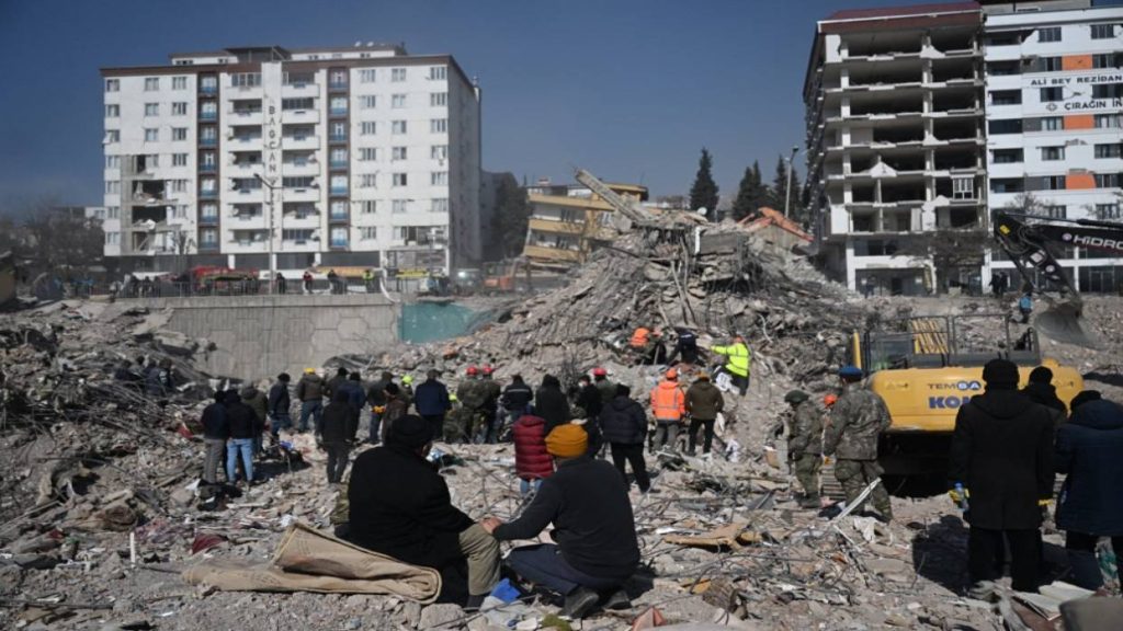 Las muertes por los terremotos en Turquía superan las 35.000 y más 100.000 los heridos