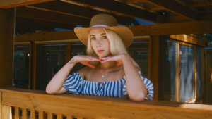 Conoce la mascarilla negra para conseguir el rubio ceniza tendencia