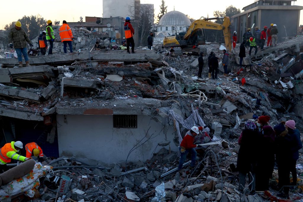 Türkiye detiene a constructores al alcanzar 30.000 fallecidos