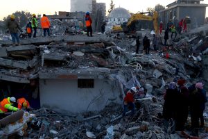Türkiye detiene a constructores al alcanzar 30.000 fallecidos