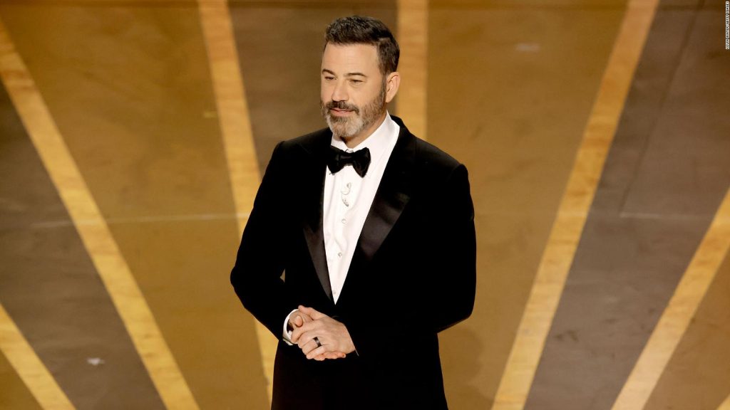 Presentador de los Oscar bromea sobre su seguridad por bofetada de Will Smith a Chris Rock el año anterior | Video