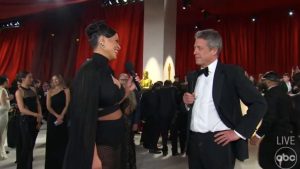 La incómoda entrevista de Hugh Grant con Ashley Graham en los Oscar genera polémica