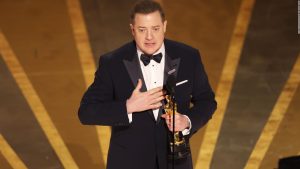 Entre lágrimas, Brendan Fraser acepta el Oscar como mejor actor