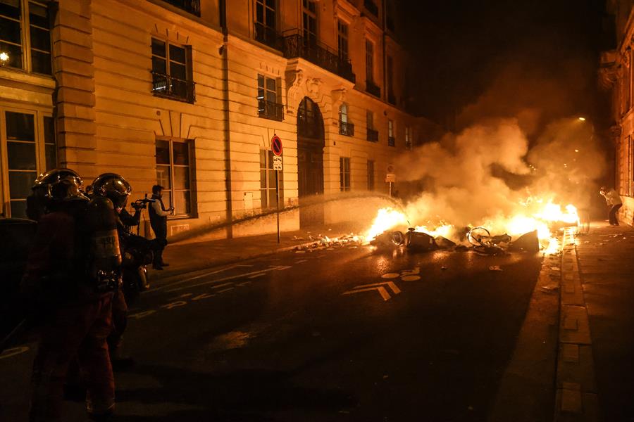 Protesta contra reforma de pensiones acaba con 120 detenidos en París