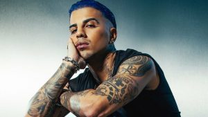 Rauw Alejandro se disloca el hombro al caerse durante su concierto ????????