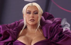 Christina Aguilera posó sin una gota de maquillaje para la revista Paper