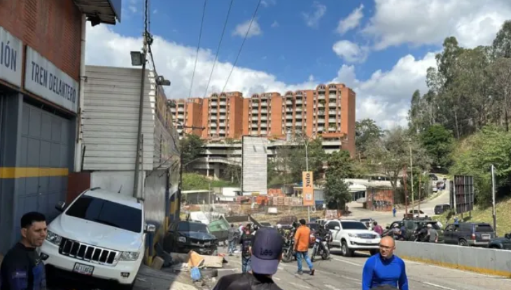 Accidente en la subida de Los Naranjos en El Cafetal deja 2 muertos y 5 heridos