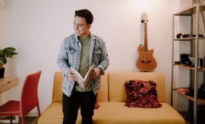 Alex Go presenta "Nuestra Historia de Amor" al ritmo de la salsa romántica