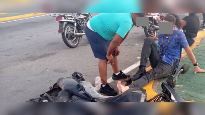 Terrible accidente de motos en la autopista Caracas-La Guaira (Imágenes sensibles)
