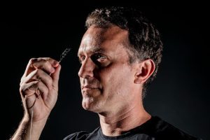 Implantan chip cerebral para poder controlar equipos con la mente