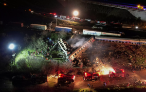 Al menos 36 personas muertas y decenas de heridos deja el choque de dos trenes en Grecia