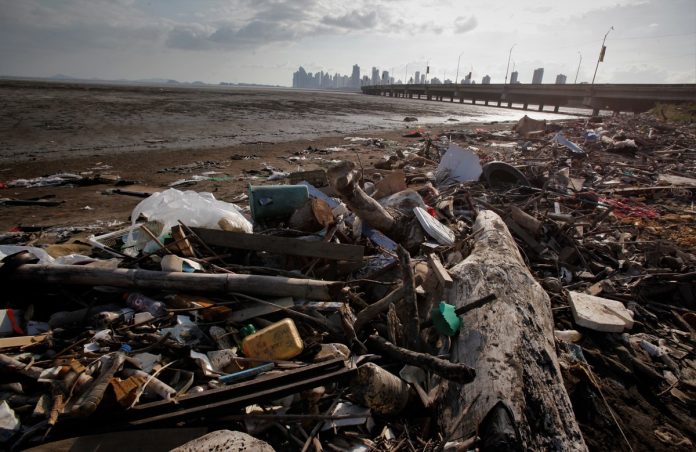 Científicos descubren un aumento sin precedentes de plástico en los océanos