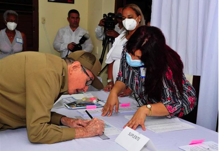 Cierran centros electorales e inician escrutinio de votos en Cuba
