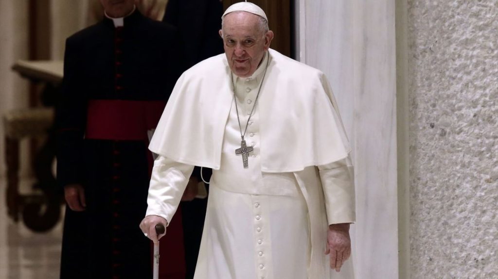 La salud del papa Francisco "mejora progresivamente" y sigue el tratamiento