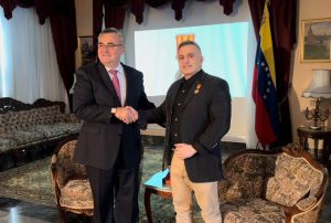 Fiscal general es condecorado con medalla FM Dostoevski