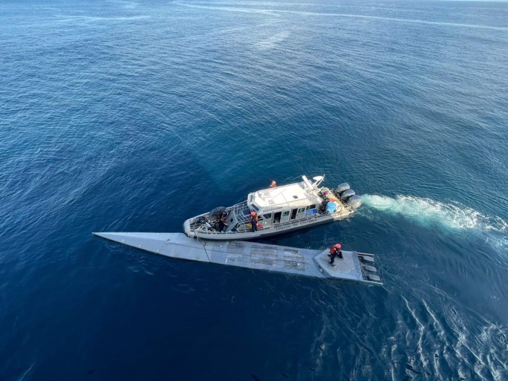 Hallan submarino con 2,6 toneladas de cocaína en el Pacífico colombiano