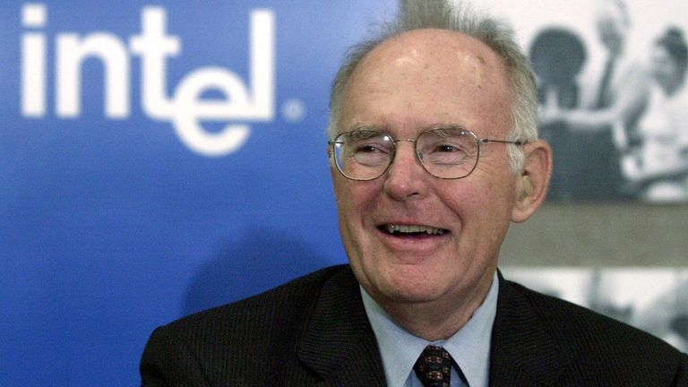 Falleció Gordon Moore pionero en fabricación de semiconductores y procesadores