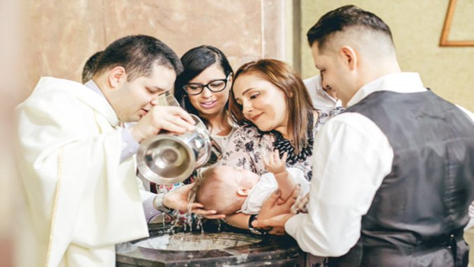 Suspenden a los padrinos y madrinas en bautizos de Italia: "Ya no tiene sentido"