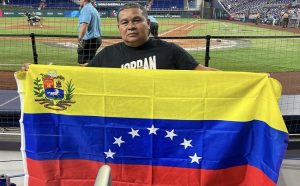 Famoso influencer venezolano conocido como JR Petare aparece con la bandera de 7 estrellas en el mundial de béisbol