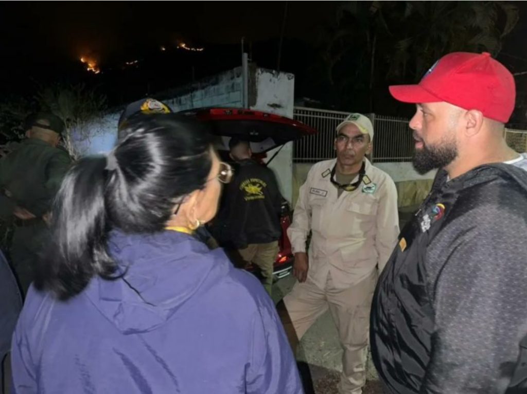200 funcionarios continúan combatiendo las llamas en el Henri Pittier