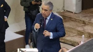 Liberación parcial de recursos incautados permitiría llevar salarios del sector público a 100 dólares