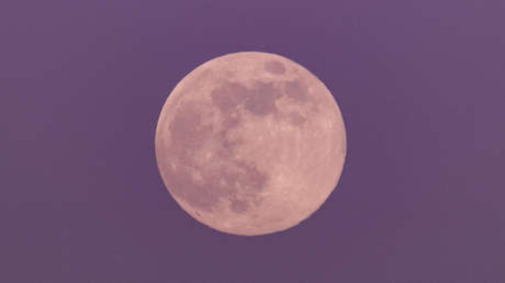 Luna Rosa de abril un evento astronómico que se asocia a la primavera en el hemisferio norte