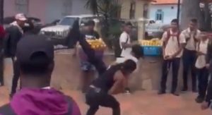 Pelea entre estudiantes casi termina en tragedia en Miranda (Imágenes sensibles)