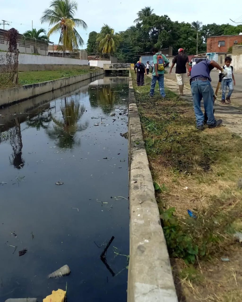En Barcelona realizan limpieza de más de 70 arroyos y canales