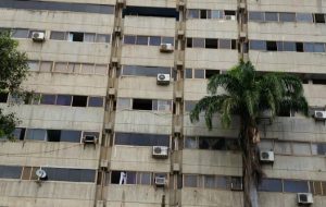Mujer cayó al vacío desde el noveno piso del Edificio Tiffany Palace en Porlamar