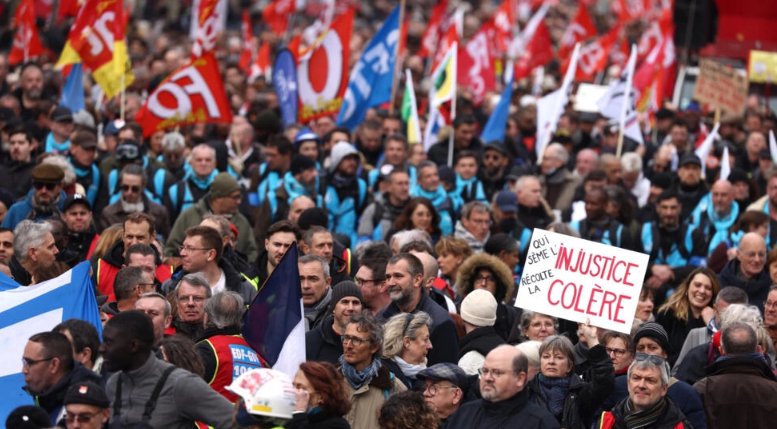 Sindicatos franceses llaman a protestas contra imposición de reforma de pensiones hecha por Macron