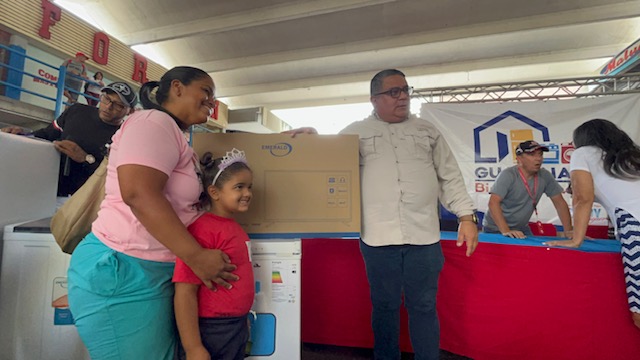 Realizan quinta entrega de Guarenas Bien Equipada
