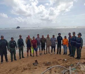 Rescataron a siete tripulantes de una embarcación encallada