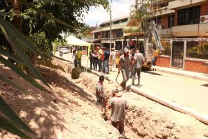 Sustituyen tubería de agua en Colinas de Santa Mónica