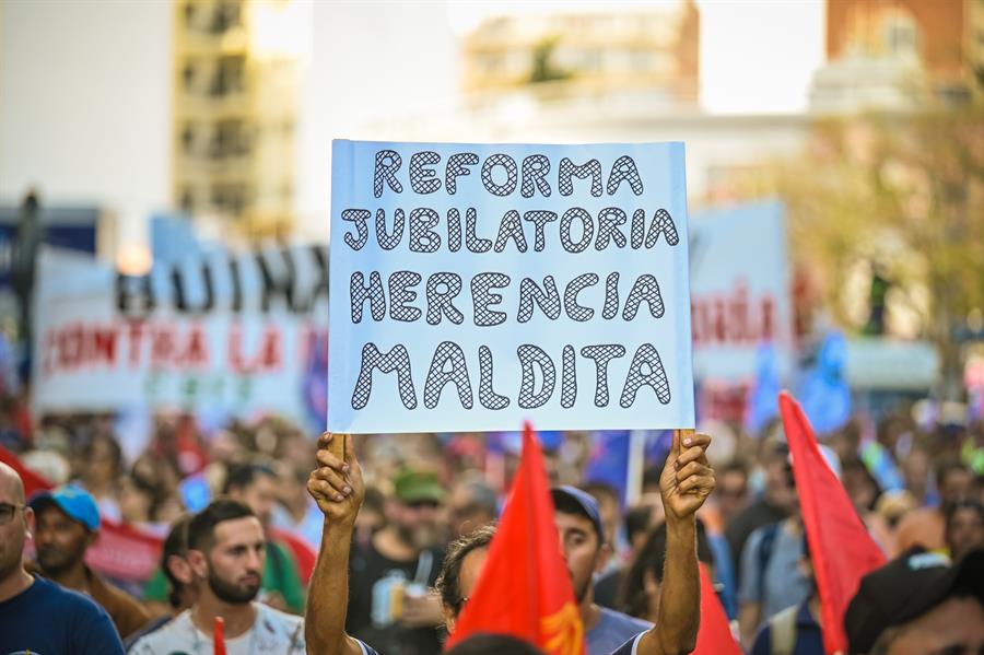 Uruguay se paraliza en reclamo por "brutal" reforma jubilatoria